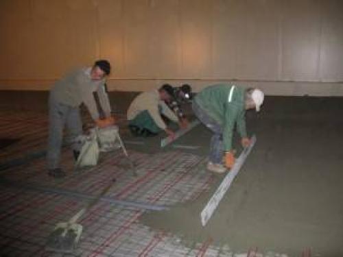 Как выровнять бетонный пол под линолеум. Цементно-песчаной стяжкой