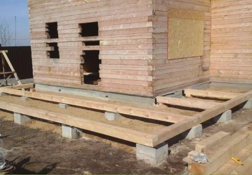 Можно ли построить веранду для деревянного дома самостоятельно?