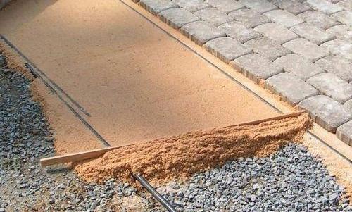 Технология и основные этапы укладки тротуарной плитки на песок. Укладка тротуарной плитки на песок: выбор материалов и все этапы мощения 13
