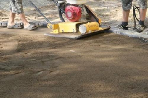 Технология и основные этапы укладки тротуарной плитки на песок. Укладка тротуарной плитки на песок: выбор материалов и все этапы мощения 15