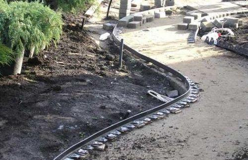 Как делать дорожки из плитки. Садовые дорожки своими руками 05