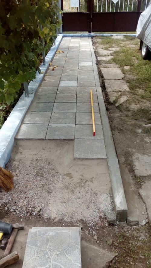 Технология укладки тротуарной плитки. Укладка тротуарной плитки своими руками от А до Я: дренаж, выбор основания, разметка дорожек, размещение бордюров