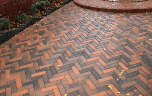 Технология укладки тротуарной плитки. Укладка тротуарной плитки своими руками от А до Я: дренаж, выбор основания, разметка дорожек, размещение бордюров