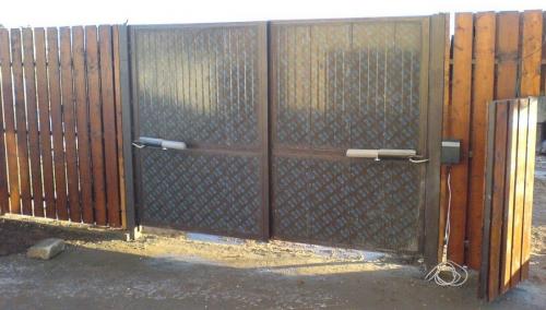 Какие преимущества у автоматических распашных ворот, сделанных своими руками. Распашные ворота с электроприводом – плюсы и минусы