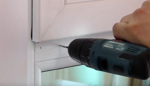 Как обеспечить безопасность, оставляя окно на проветривание. Защита от детей на окна: замки и блокираторы, которые помогут спасти ребенку жизнь