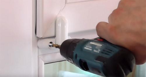 Как обеспечить безопасность, оставляя окно на проветривание. Защита от детей на окна: замки и блокираторы, которые помогут спасти ребенку жизнь