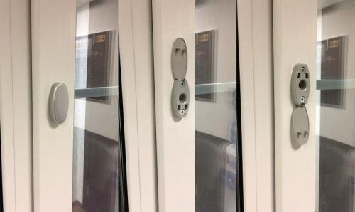 Как обеспечить безопасность, оставляя окно на проветривание. Защита от детей на окна: замки и блокираторы, которые помогут спасти ребенку жизнь