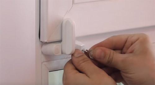 Как обеспечить безопасность, оставляя окно на проветривание. Защита от детей на окна: замки и блокираторы, которые помогут спасти ребенку жизнь