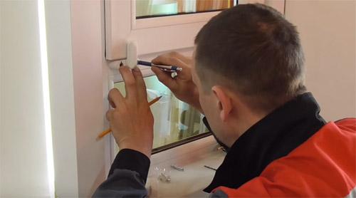 Как обеспечить безопасность, оставляя окно на проветривание. Защита от детей на окна: замки и блокираторы, которые помогут спасти ребенку жизнь