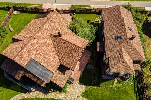 Какие типы крыш наиболее эффективны для строительства дешевого дачного дома. Особенности применения