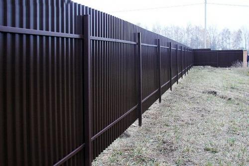 Забор из профнастила своими руками-пошаговая инструкция. В чем преимущества строительства забора из профилированного листа? 01 Забор из профнастила своими руками-пошаговая инструкция. В чем преимущества строительства забора из профилированного листа? 01