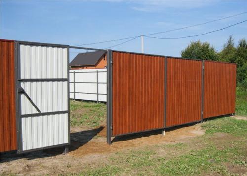 Забор из профнастила своими руками-пошаговая инструкция. В чем преимущества строительства забора из профилированного листа? 15 Забор из профнастила своими руками-пошаговая инструкция. В чем преимущества строительства забора из профилированного листа? 15