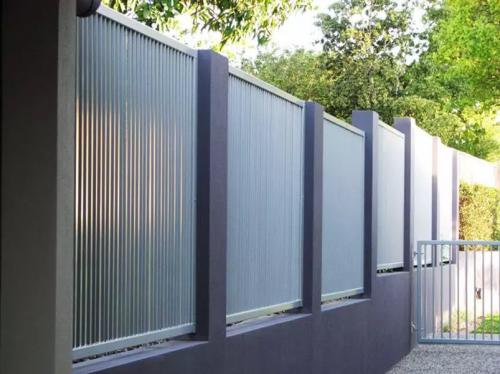 Забор из профнастила своими руками-пошаговая инструкция. В чем преимущества строительства забора из профилированного листа? 14 Забор из профнастила своими руками-пошаговая инструкция. В чем преимущества строительства забора из профилированного листа? 14