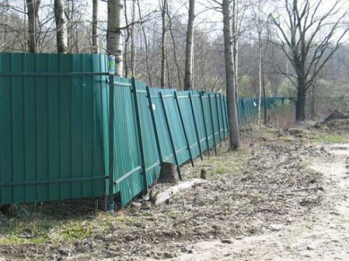 Строим забор из профлиста своими руками. Конструкция с металлическими столбиками