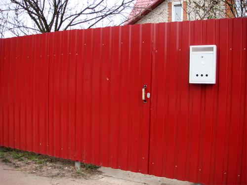 Как правильно крепить профлист на забор. Как правильно крепить профнастил на забор