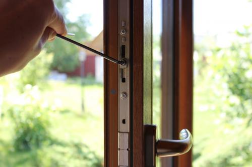 Как устранить сквозняки через ПВХ окна. Как устранить причины гула и сквозняка из окон ПВХ