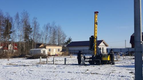 Трактор для закручивания свай. Своя спецтехника для винтовых свай в Тосненском районе