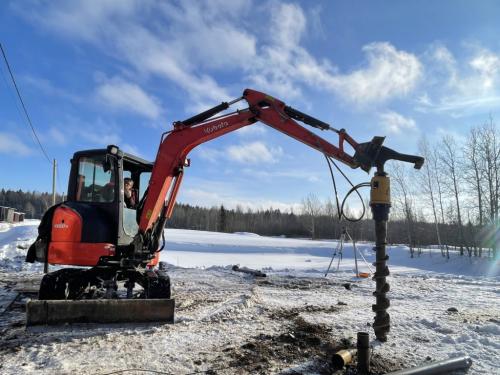 Трактор для закручивания свай. Своя спецтехника для винтовых свай в Тосненском районе