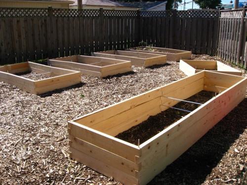Грядки своими руками из подручных материалов. Ограждение грядок