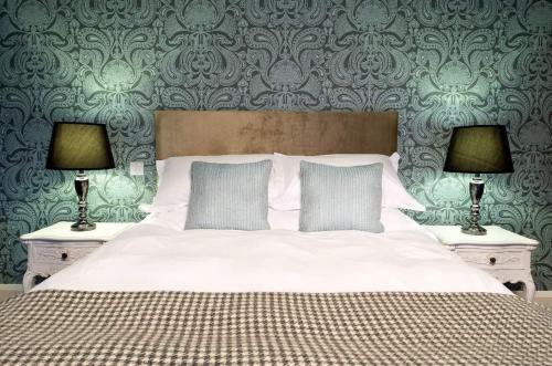 Какие обои сейчас в моде для спальни. Модные тенденции обоев для спальни в 2022 году с фото