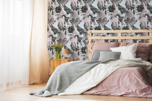 Обои в маленькую спальню 2021. Какой дизайн рисунка или узора подобрать для увеличения пространства?