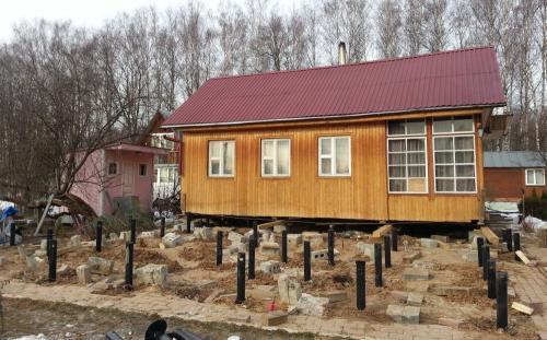 Перестройка щитового дома. Как поднять каркасный дом для ремонта и передвинуть его на новое место