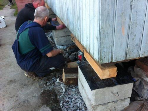 Перестройка щитового дома. Как поднять каркасный дом для ремонта и передвинуть его на новое место