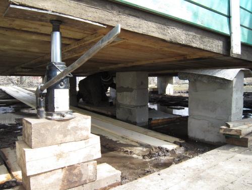 Перестройка щитового дома. Как поднять каркасный дом для ремонта и передвинуть его на новое место