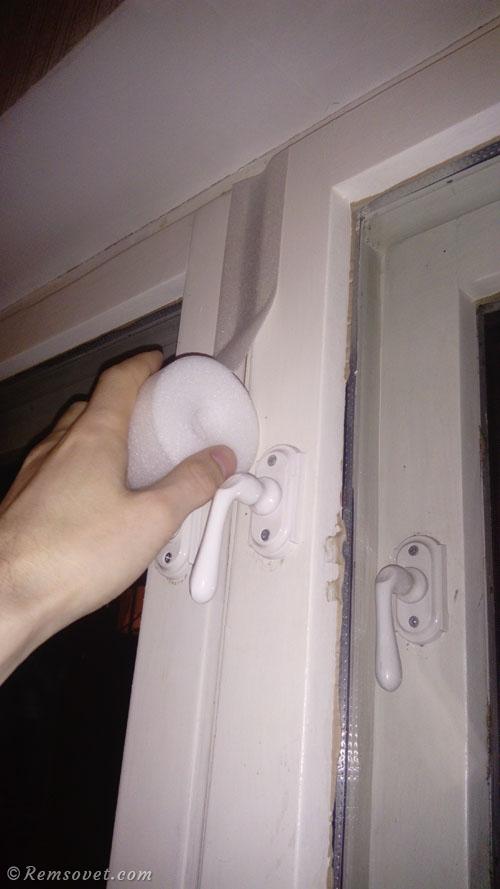 Как заклеить окна теплолентой. Как утеплить старые деревянные окна на зиму