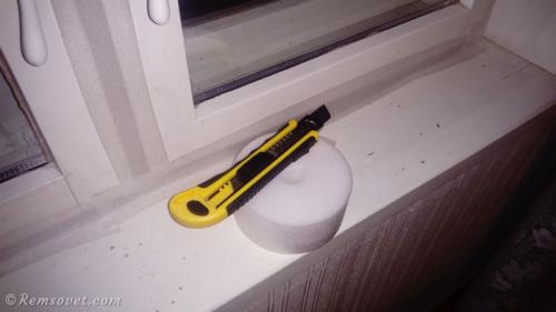 Как заклеить окна теплолентой. Как утеплить старые деревянные окна на зиму