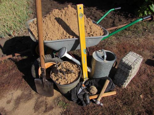 Устройство садовых дорожек из тротуарной плитки. Как уложить самодельную тротуарную плитку на даче: пошаговая инструкция