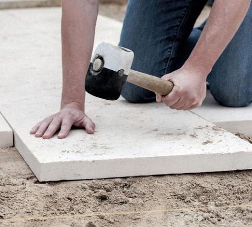 Как класть тротуарную плитку на песок. Плитка на песок: преимущества и разновидности материала