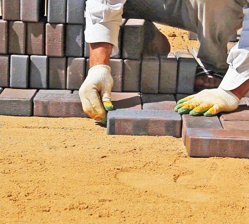 Как класть тротуарную плитку на песок. Плитка на песок: преимущества и разновидности материала