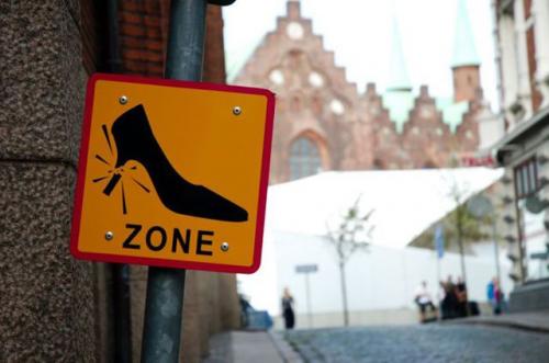 Укладка тротуарной плитки пошагово. В чем преимущества и недостатки брусчатки?