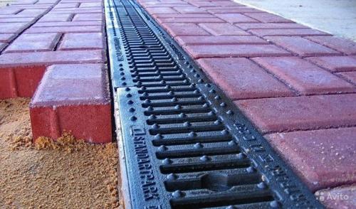 Укладка тротуарной плитки пошагово. В чем преимущества и недостатки брусчатки?