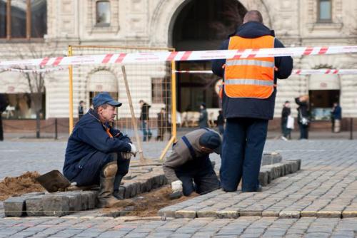 Укладка тротуарной плитки пошагово. В чем преимущества и недостатки брусчатки?