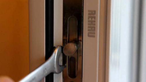 Регулировка пластиковых окон Rehau в Москве: как вернуть комфорт и герметичность 03