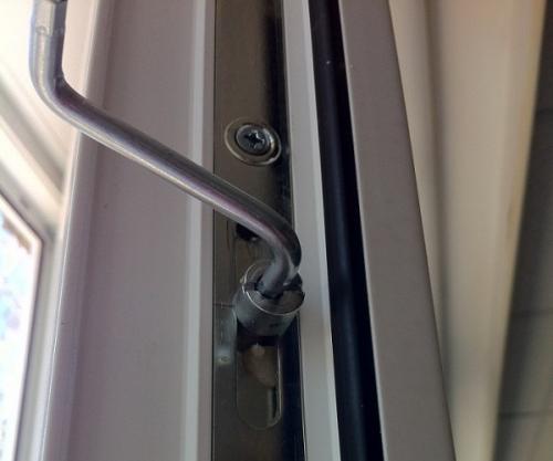 Чем заклеить пластиковые окна, если дует. Как утеплить пластиковые окна, чтобы не дуло?