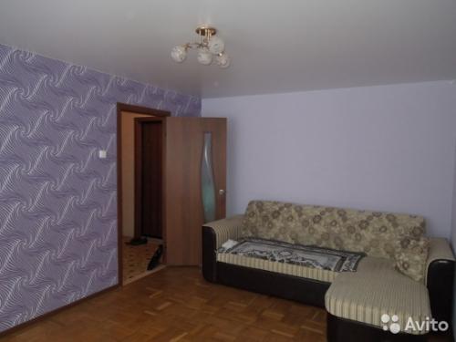 На какую стену клеить обои с рисунком в спальне. Вертикальное расположение разных обоев