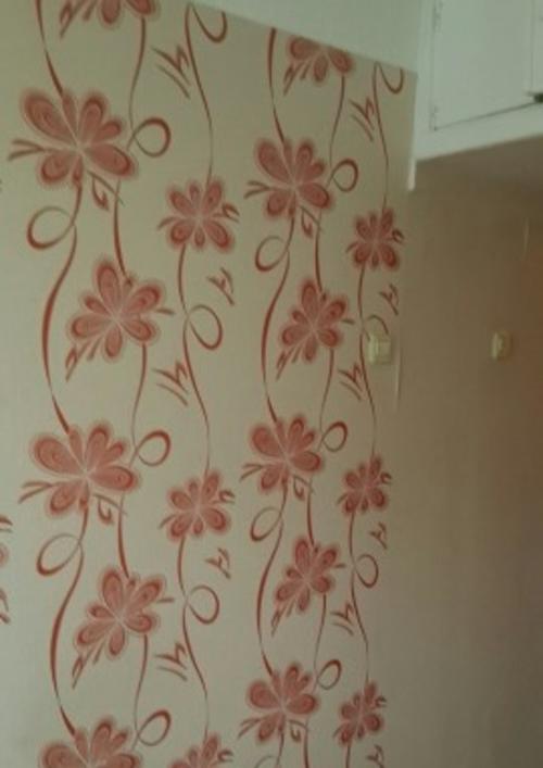 На какую стену клеить обои с рисунком в спальне. Вертикальное расположение разных обоев