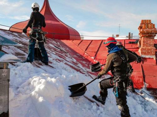 Как правильно ухаживать за крышей, чтобы она служила дольше. Как ухаживать за кровлей в зимний период