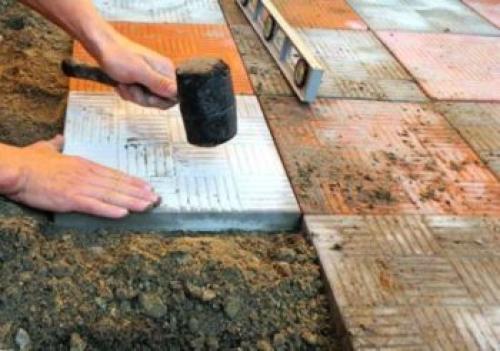 Как положить плитку на землю на даче. Технология укладки на грунт