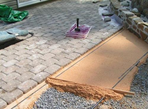 Можно ли уложить тротуарную плитку на песок без цемента. Как обойтись без цементной смеси при укладке тротуарной плитки