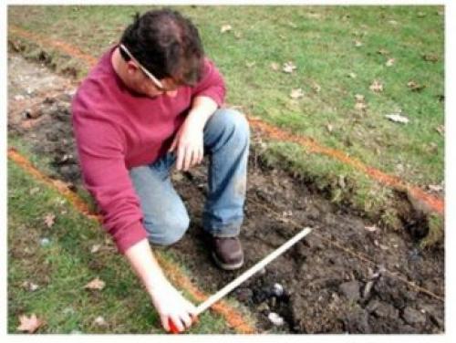 Как положить плитку на землю на даче. Технология укладки на грунт