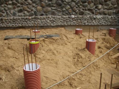 Что лучше дом на сваях или на фундаменте. Основание на сваях