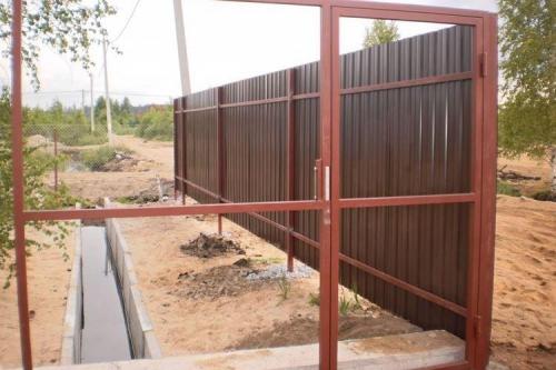 Распашные ворота из профнастила. Монтаж ворот из профнастила