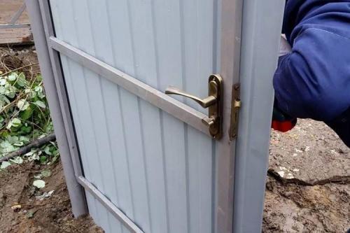 Распашные ворота с калиткой из профнастила. Монтаж ворот из профнастила