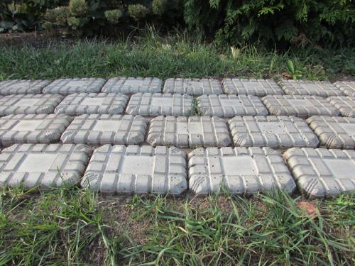 Как уложить тротуарную плитку на землю. Как уложить самодельную тротуарную плитку на даче: пошаговая инструкция