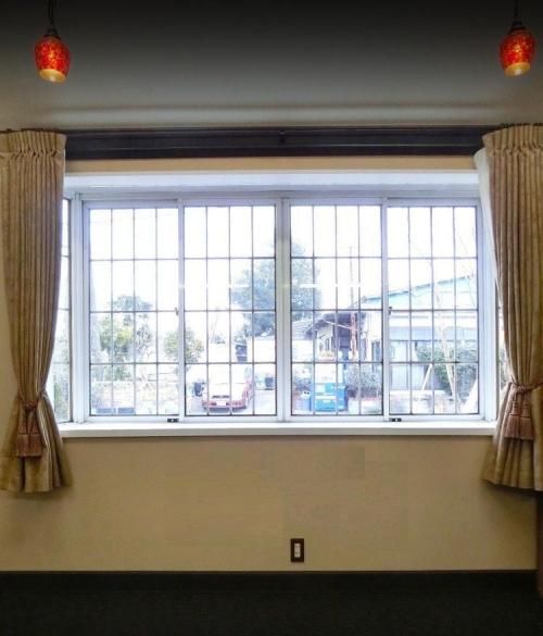 Как завесить окно одеялом. Изящный способ закрыть окно от любопытных глаз, при этом не закрыть от дневного света