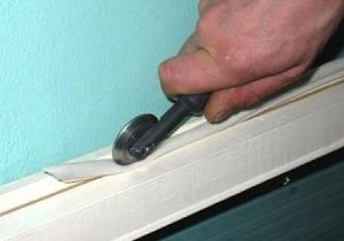 Как заклеить окна газетой. Как заклеить окна туалетной бумагой. Как клеить окна мылом на зиму 02